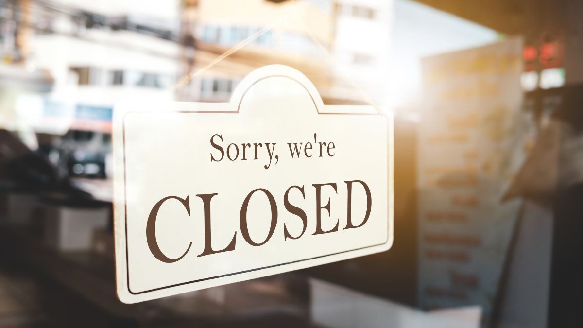 Closed sign hanging on a shop door, the image behind the question why do small bakeries fail.